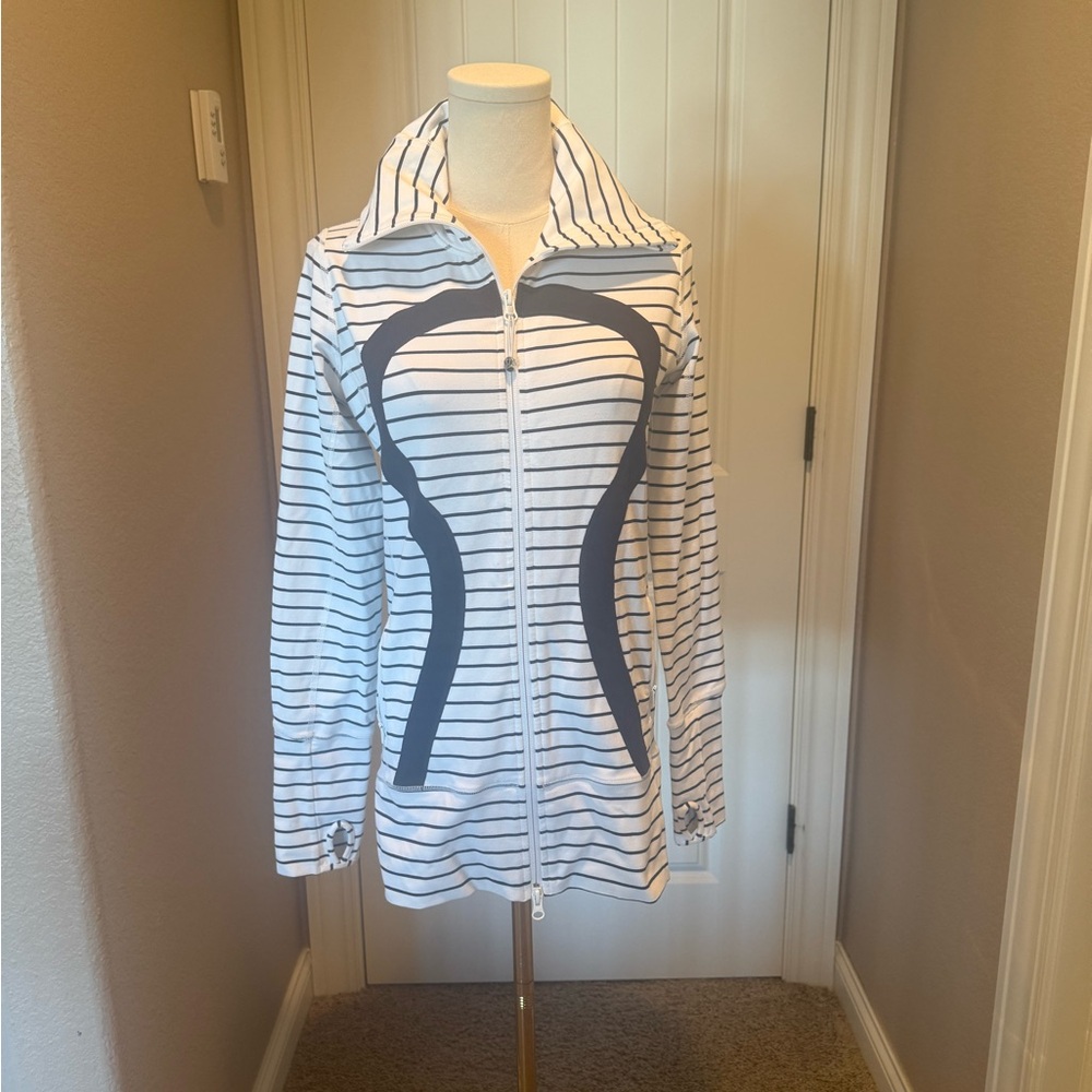 Lululemon In Stride Jacket
Quiet Stripe White Deep Indigo / Deep Indigo - Picture 3 of 5